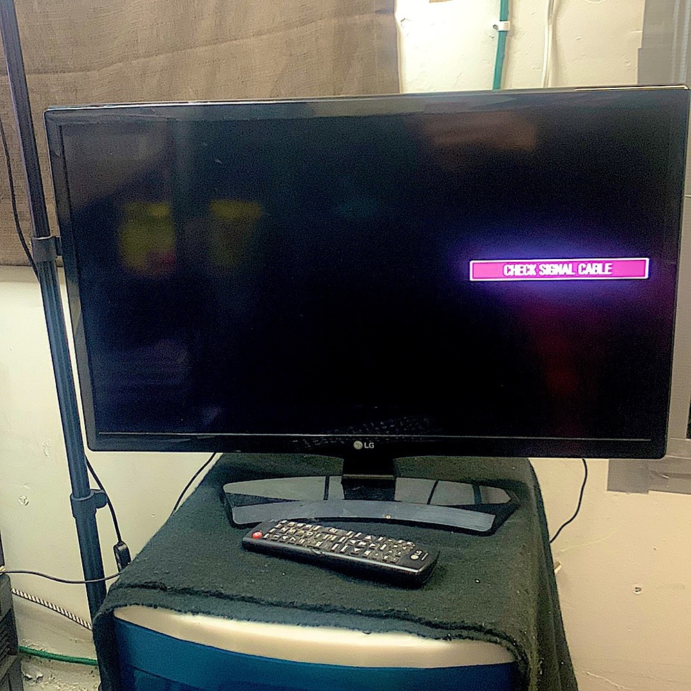 LG 24in Class 720p 60Hz LED HDTV - 24LF454B w/ Remote,HDMI cable, Power cable